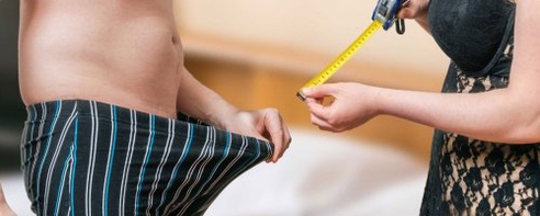 Sieviete mēra vīrieša locekļa garumu