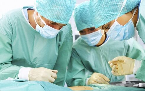 Ķirurgi veic plastisko ķirurģiju, lai palielinātu dzimumlocekļa garumu un biezumu